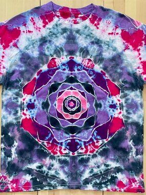 Gildan Unisex 8-Point Mandala Tie Dye T-Shirt size XL Purple Dark Blue Pink
